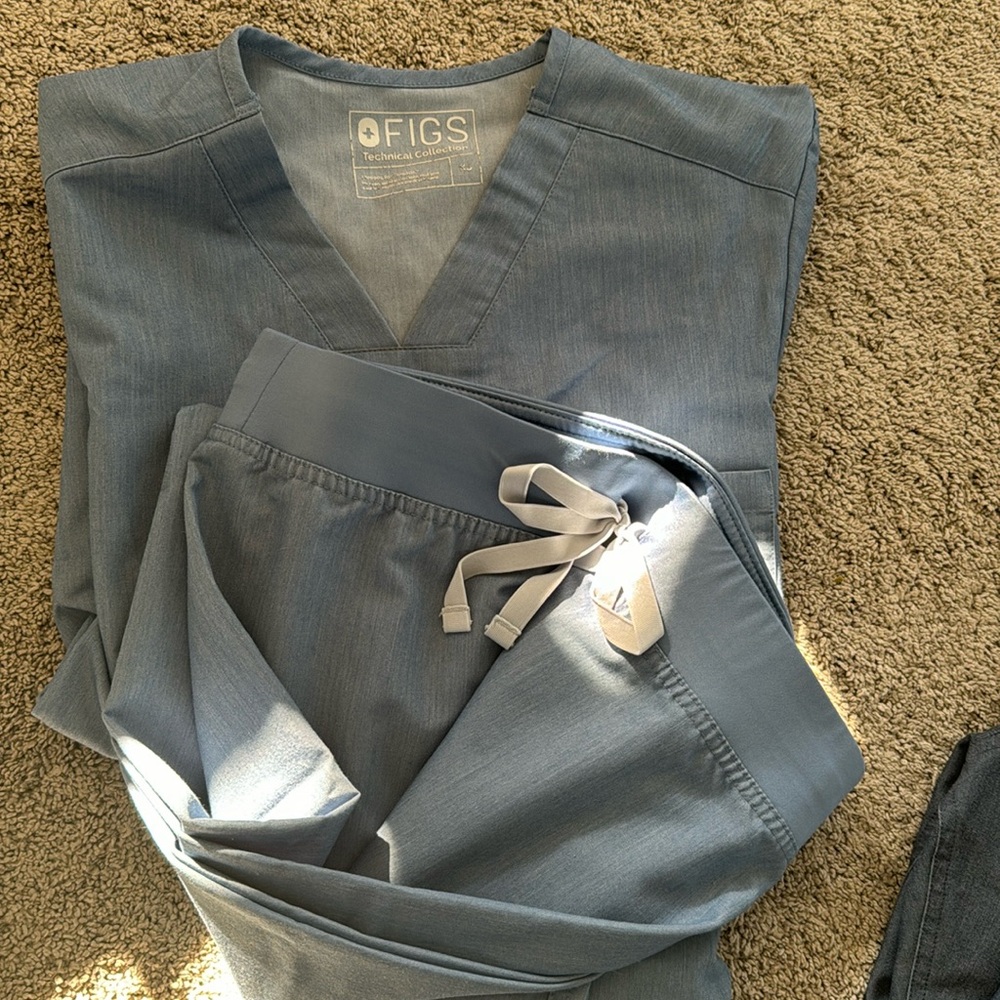Figs SET Basic 5 pocket top and Livingston basic pant in ceil blue heather